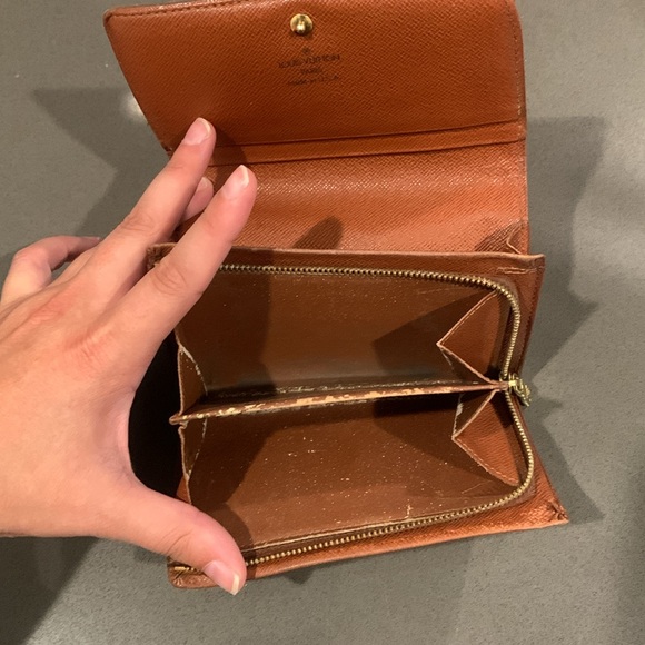 Louis Vuitton wallet with cash and zipper compartment. Date Code SD0030 - Picture 8 of 13